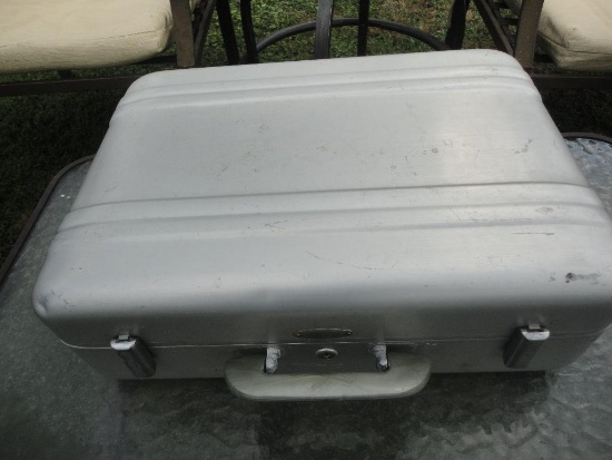 HALLIBURTON ALUMINUM CASE ALL ITEMS ARE SOLD AS IS, WHERE IS, WITH NO GUARANTEE OR WARRANTY. NO