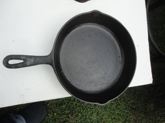 10.5 INCH CAST-IRON SKILLET ALL ITEMS ARE SOLD AS IS, WHERE IS, WITH NO GUARANTEE OR WARRANTY. NO