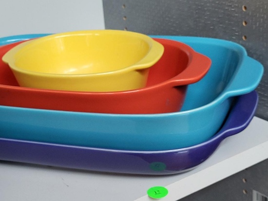 SET OF 4 CORNING WARE BAKING DISHES. COMES IN ASSORTED COLORS. IS SOLD AS IS WHERE IS WITH NO
