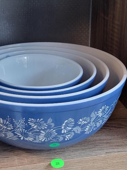 SET OF 4 VINTAGE PYREX COLONIAL MIST BLUE MIXING BOWLS. MEASURES APPROX 6 IN. 7 IN, 9 IN AND 10 IN.