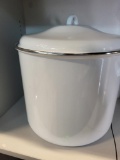 WHITE 10 QT STOCK POT WITH LID. IS SOLD AS IS WHERE IS WITH NO GUARANTEES OR WARRANTY, NO REFUNDS OR