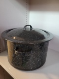 6 QT BLUE STOCK POT WITH LID. IS SOLD AS IS WHERE IS WITH NO GUARANTEES OR WARRANTY, NO REFUNDS OR