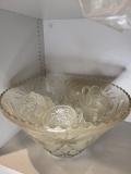 16 PIECE GLASS PUNCH BOWL SET. IS SOLD AS IS WHERE IS WITH NO GUARANTEES OR WARRANTY, NO REFUNDS OR