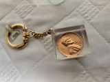 (SC) UNCIRCULATED 1960 PENNY INSIDE OF A PLASTIC CASE KEYCHAIN. IS SOLD AS IS WHERE IS WITH NO