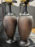 2 BRONZE AND BLACK METAL DOUBLE LIGHT LAMPS. MEASURES APPROX. 24