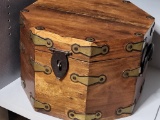VINTAGE OCTAGON WOODEN KEEPSAKE BOX. IS SOLD AS IS WHERE IS WITH NO GUARANTEES OR WARRANTY, NO