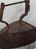 ANTIQUE VINTAGE CAST IRON IRON. IS SOLD AS IS WHERE IS WITH NO GUARANTEES OR WARRANTY, NO REFUNDS OR
