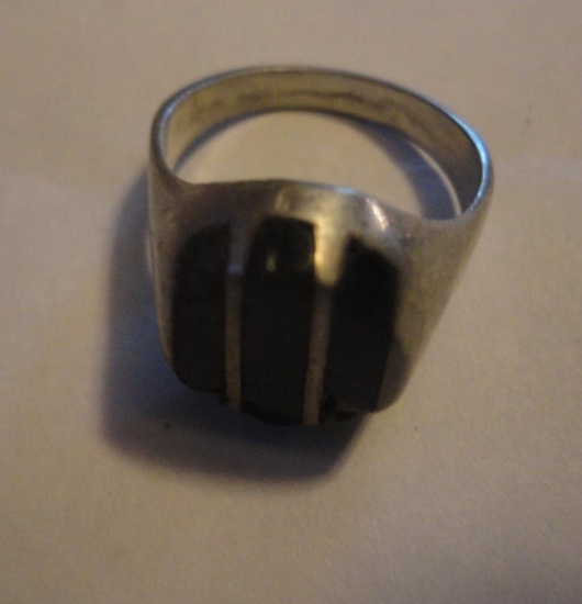 925 SILVER RING WITH BLACK ONYX -SIZE 7 ALL ITEMS ARE SOLD AS IS, WHERE IS, WITH NO GUARANTEE OR