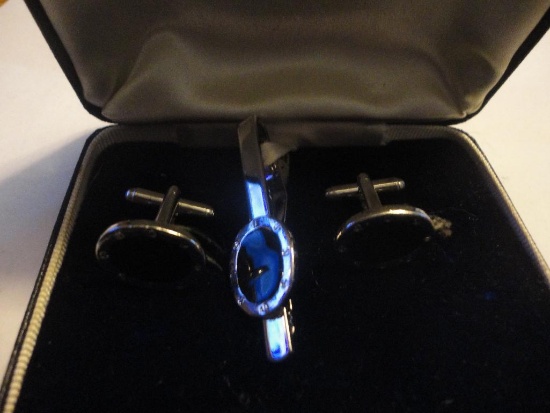 CUFF LINKS AND TIE CLIP ALL ITEMS ARE SOLD AS IS, WHERE IS, WITH NO GUARANTEE OR WARRANTY. NO
