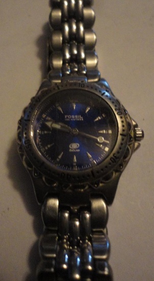 FOSSIL MENS BLUE 100M WATCH WITH BRACELET BAND ALL ITEMS ARE SOLD AS IS, WHERE IS, WITH NO GUARANTEE