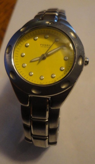 FOSSIL MENS YELLOW 100M WATCH WITH BRACELET BAND ALL ITEMS ARE SOLD AS IS, WHERE IS, WITH NO