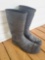 (DECK) PAIR OF GENFOOT RUBBER STEEL TOE BOOTS, BLACK, PLEASE SEE THE PICTURES FOR MORE INFORMATION.