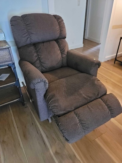 (LR) LAY-Z-BOY BROWN UPHOLSTERED MANUAL RECLINER. MEASURES APPROX. 31" X 27" X 39"
