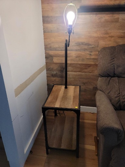 (LR) FARMHOUSE STYLE WOODGRAIN AND METAL SIDE TABLE WITH BUILT IN LAMP. MISSING SHADE. MEASURES 13"