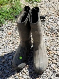 (SHED2) ITASCA SCENT TREE GREEN RUBBER BOOTS. UNSURE OF SIZE.