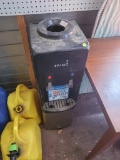 (SHED2) PRIMO BLACK WATER COOLER/HEATER, ITEM IS USED PLEASE SEE THE PICTURES FOR MORE INFORMATION.