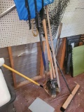 (SHED 2) LOT OF 6 HAND TOOLS, KOBALT SHOVEL, GARDEN RAKE, PUSH BROOM, HOE, AND A KOBALT LEVELER,