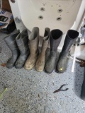 (SHED1) 3 PAIRS OF MEN'S OUTDOOR BOOTS. 2 PAIRS OF RUBBER BOOTS AND A PAIR OF INSULATD RUBBER BOOTS.