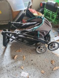 (SHED 1)GRACO FOLDING STROLLER, CAN'T FIGURE OUT HOW TO OPEN.