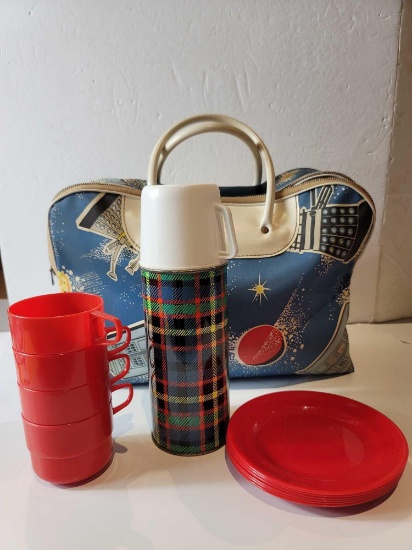 VINTAGE DOCTOR WHO PICNIC SET. INCLUDES THEMED BAG, 6 RED PLASTIC PLATES, 4 STACKABLE CUPS AND A