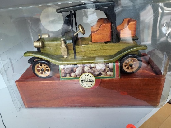 BRAND NEW DIAMOND NUTS WOODCRAFT COLLECTIBLES NUTCRACKER BOX CAR AND CHEST. 2001 EDITION. IS SOLD AS