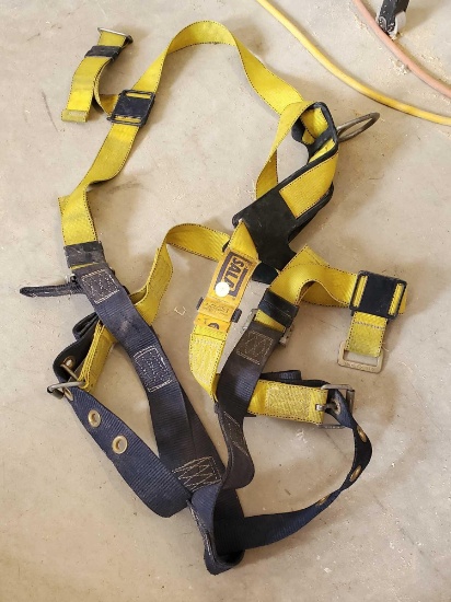 DBI SALA BLUE AND YELLOW SAFETY HARNESS, PLEASE SEE THE PICTURES FOR MORE INFORMATION.