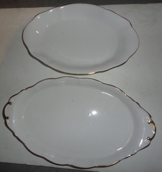 2 SMALL ROYAL ALBERT GLASS TRAYS ALL ITEMS ARE SOLD AS IS, WHERE IS, WITH NO GUARANTEE OR WARRANTY.