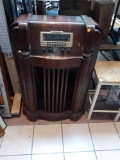 1940?s Philco Radio, IS MISSING THE INSIDE OF THE BOTTOM HALF OF THE RADIO STILL HAS THE FACE.