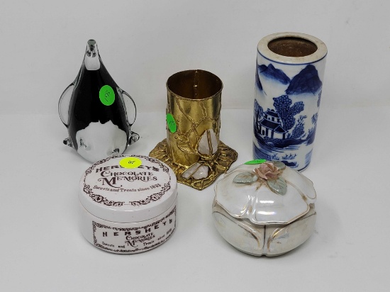 LOT OF 5 MISCELLANEOUS ITEMS TO INCLUDE A PENGUIN PAPERWEIGHT 5 INCHES TALL, A PORCELAIN HERSHEY'S