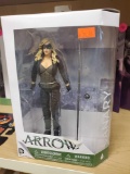 DC COLLECTIBLES, ARROW, CANARY FIGURE, PLEASE SEE THE PICTURES FOR MORE INFORMATION.