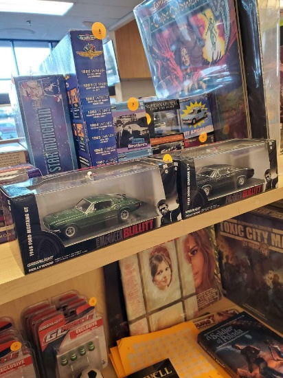 LOT OF 2 GREENLIGHT HOLLYWOOD MODEL CARS, STEVE MCQUEEN BULLIT, 1968 DODGE CHARGER R/T, AND 1968