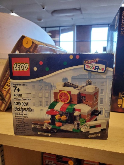SEALED LEGO, TOYSRUS EXCLUSIVE BRICKTOBER PIZZA PLACE, 40181, PLEASE SEE THE PICTURES FOR MORE