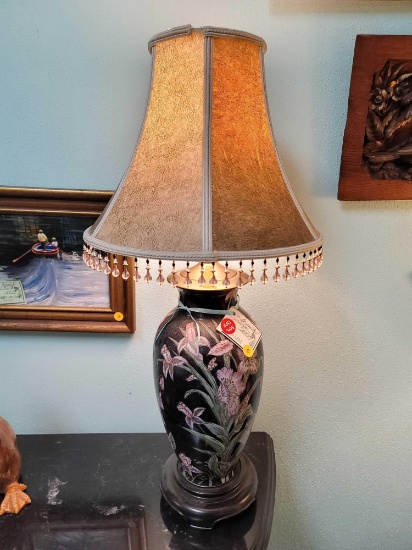 (RM1) VINTAGE BLACK FLORAL ORIENTAL TABLE LAMP IN WOODEN BASE WITH DECORATIVE BEADED SHADE. IN GOOD