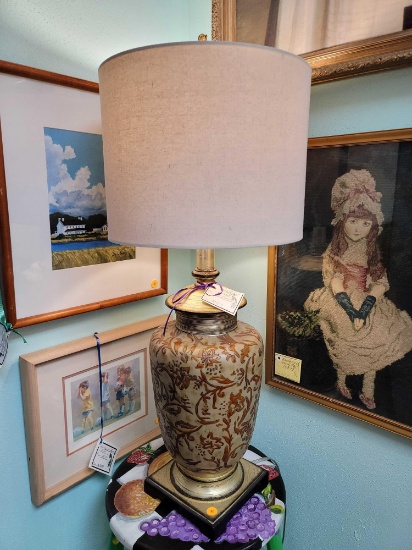 (RM1) DESIGNER SILVER/BROWN TONE TABLE LAMP WITH LINEN DRUM SHAPED SHADE & PINECONE FINIAL.