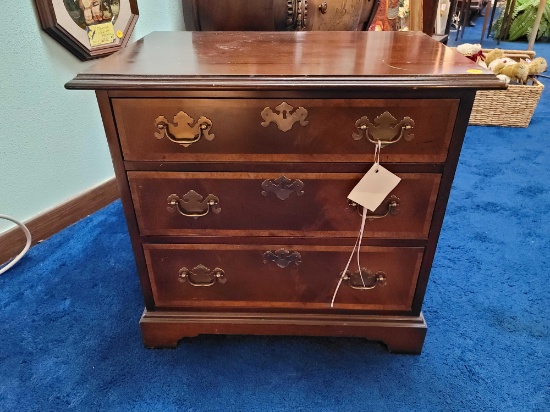 (RM1) SM. GENUINE MAHOGANY THREE DRAWER CHEST. BRASS CHIPPENDALE STYLE PULLS, FAUX. KEY HOLE PLATES,