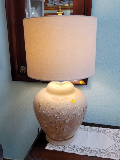 (RM1) VINTAGE CREAM COLORED GLASS TABLE LAMP WITH APPLIED WHITE PAINT FLORAL DETAILING. LINEN DRUM