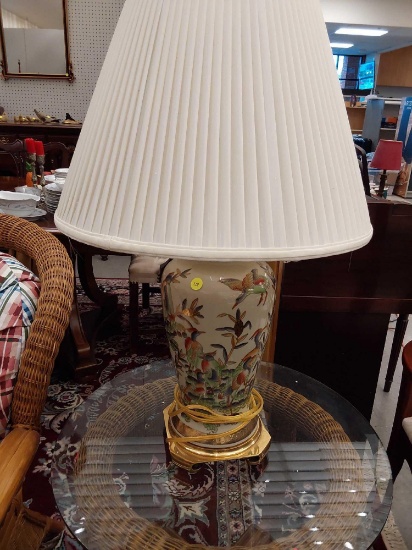 (R1) ONE OF A PAIR CERAMIC ORIENTAL LAMP WITH A GOLD TONE BASE, BIRD AND FLORAL PATTERN