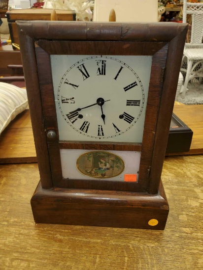 ANTIQUE SETH THOMAS OG WOOD FRAME COTTAGE CLOCK, IN WORN CONDITION, HAS KEY AND PENDULUM, 8 1/4"L 3