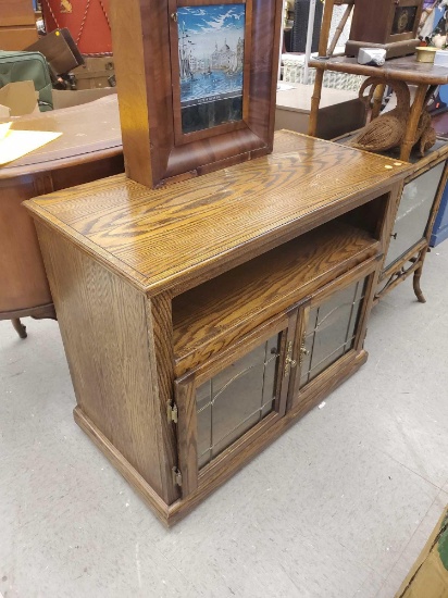VINTAGE SMALL OAK TV STAND, 2 GLASS DOORS, ON CASTERS, 33 3/4"L 17 1/2"W 28"H, PLEASE SEE THE