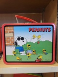 VINTAGE PEANUTS BY SCHULZ METAL LUNCH BOX. SHOWS SIGNS OF WEAR.