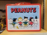 VINTAGE PEANUTS BY SCHULZ METAL LUNCH BOX.