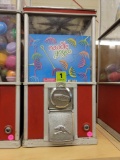 VINTAGE BEAVER BUBBLE GUM MACHINE. CONVERTED TO TOKENS. NO BASE.CONTAINS CAPSULES FILLED WITH NOODLE