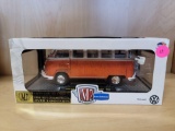 1960 VW MICROBUS DELUXE USA MODEL - R45. 1:24 DIE CAST. IN ORIGINAL BOX. BOX HAS SOME MINOR DAMAGE.