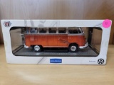 1960 VW MICROBUS DELUXE USA MODEL - R45. 1:24 DIE CAST. IN ORIGINAL BOX. BOX HAS SOME MINOR DAMAGE.