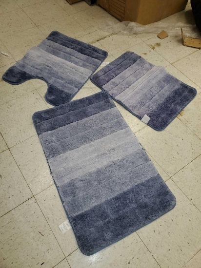 BATHROOM MAT SET OF 3, 20X32", 17X24", 20X24", PLEASE SEE THE PICTURES FOR MORE INFORMATION.