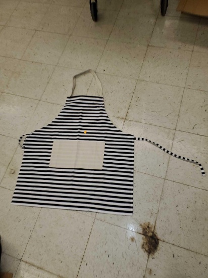 WHITE AND BLACK STRIPED APRON. PLEASE SEE THE PICTURES FOR MORE INFORMATION.
