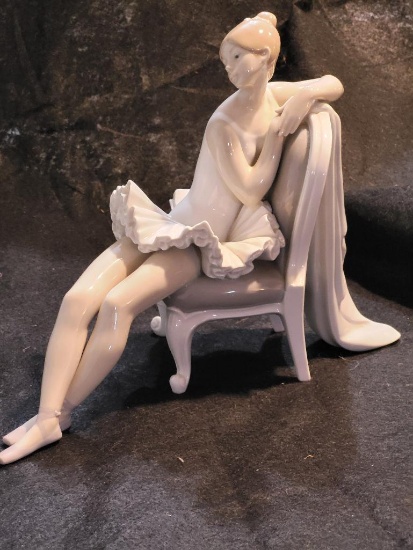 LLADRO CLASSIC DANCE SITTING FIGURINE. NUMBER 4847. IS SOLD AS IS WHERE IS WITH NO GUARANTEES OR