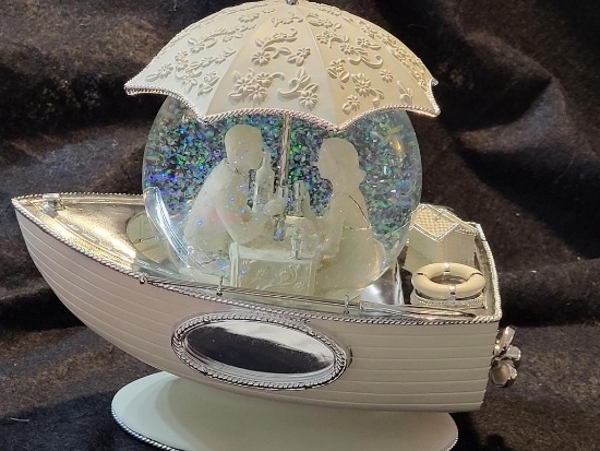 THE THINGS REMEMBERED PERSONALIZED TOGETHER FOREVER SNOW GLOBE MUSICBOX. PLAYS WHAT A WONDERFUL
