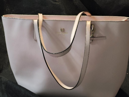 PINK KATE SPADE SHOULDER BAG MADE WITH 100% COW LEATHER. STRAPS APPEAR TO BE WORN. IS SOLD AS IS