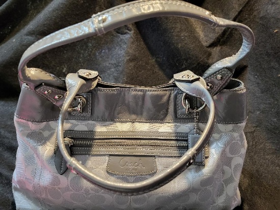 AUTHENTIC GREY COACH PENELOPE LEATHER TRIM SHOULDER BAG. MAGNETIC SNAP CLOSURE. NUMBER. F15533. IS